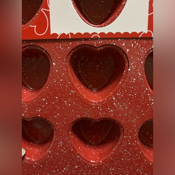 Heart cakelet pan (nwt) carbon steel/nonstick..14.96 in x 10.63 in x 1.18 in - Picture 2 of 3